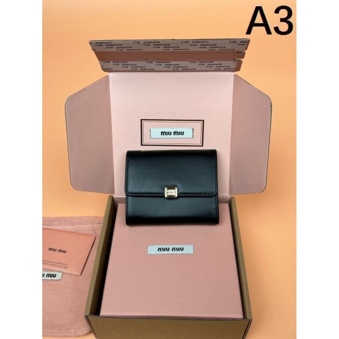 フェミニンでエレガントな 三つ折り財布 MIU MIU ミュウミュウ コピー