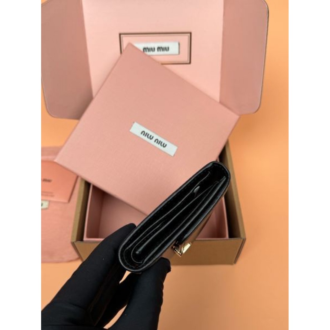 フェミニンでエレガントな 三つ折り財布 MIU MIU ミュウミュウ コピー