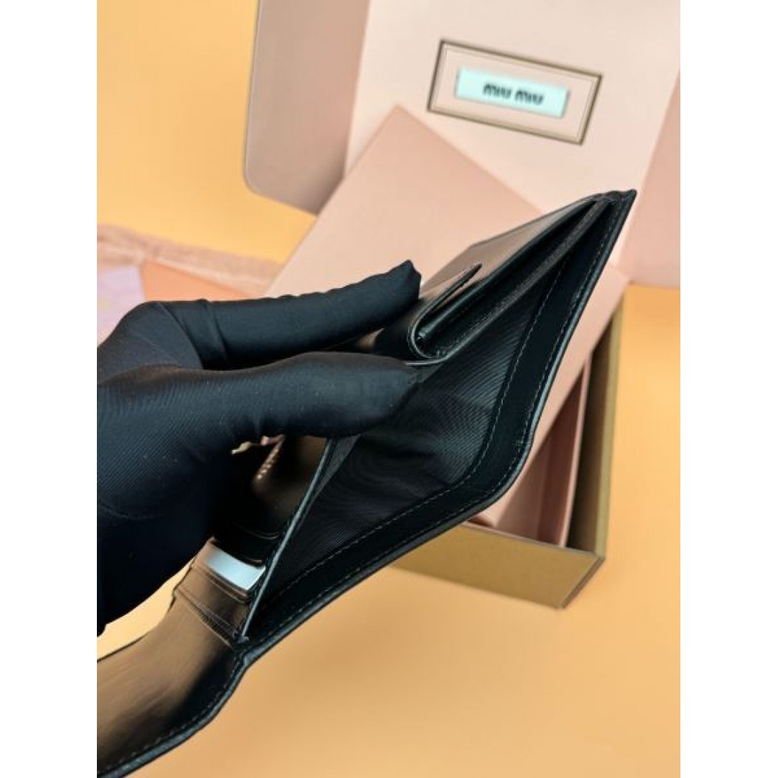 フェミニンでエレガントな 三つ折り財布 MIU MIU ミュウミュウ コピー