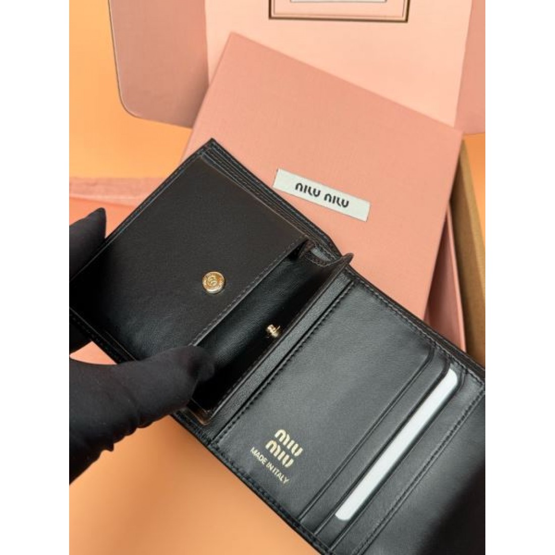 フェミニンでエレガントな 三つ折り財布 MIU MIU ミュウミュウ コピー