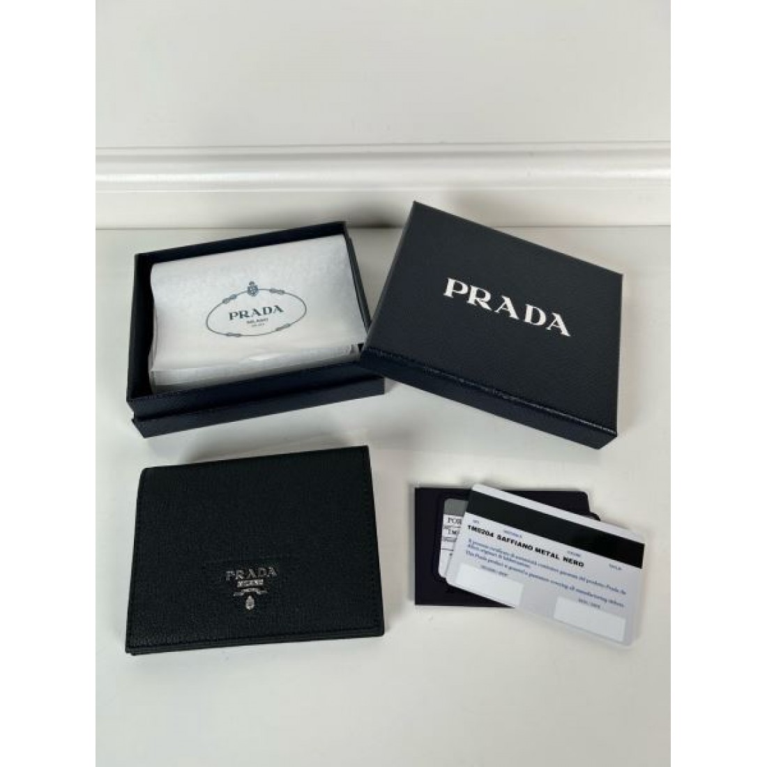 ミニマルでスリムな PRADA プラダ コピー 二つ折り財布 知的なフォルム