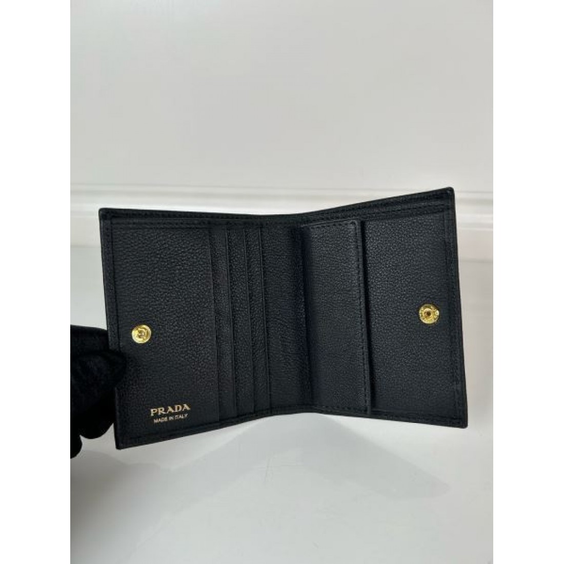 PRADA プラダ コピー 二つ折り財布 洗練された柔らかい印象と実用性