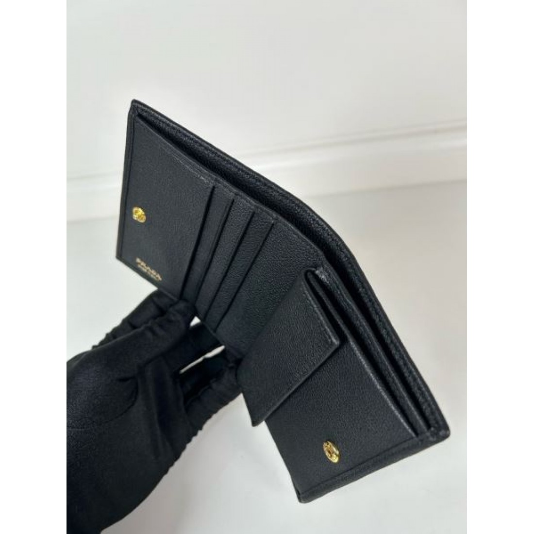 PRADA プラダ コピー 二つ折り財布 洗練された柔らかい印象と実用性