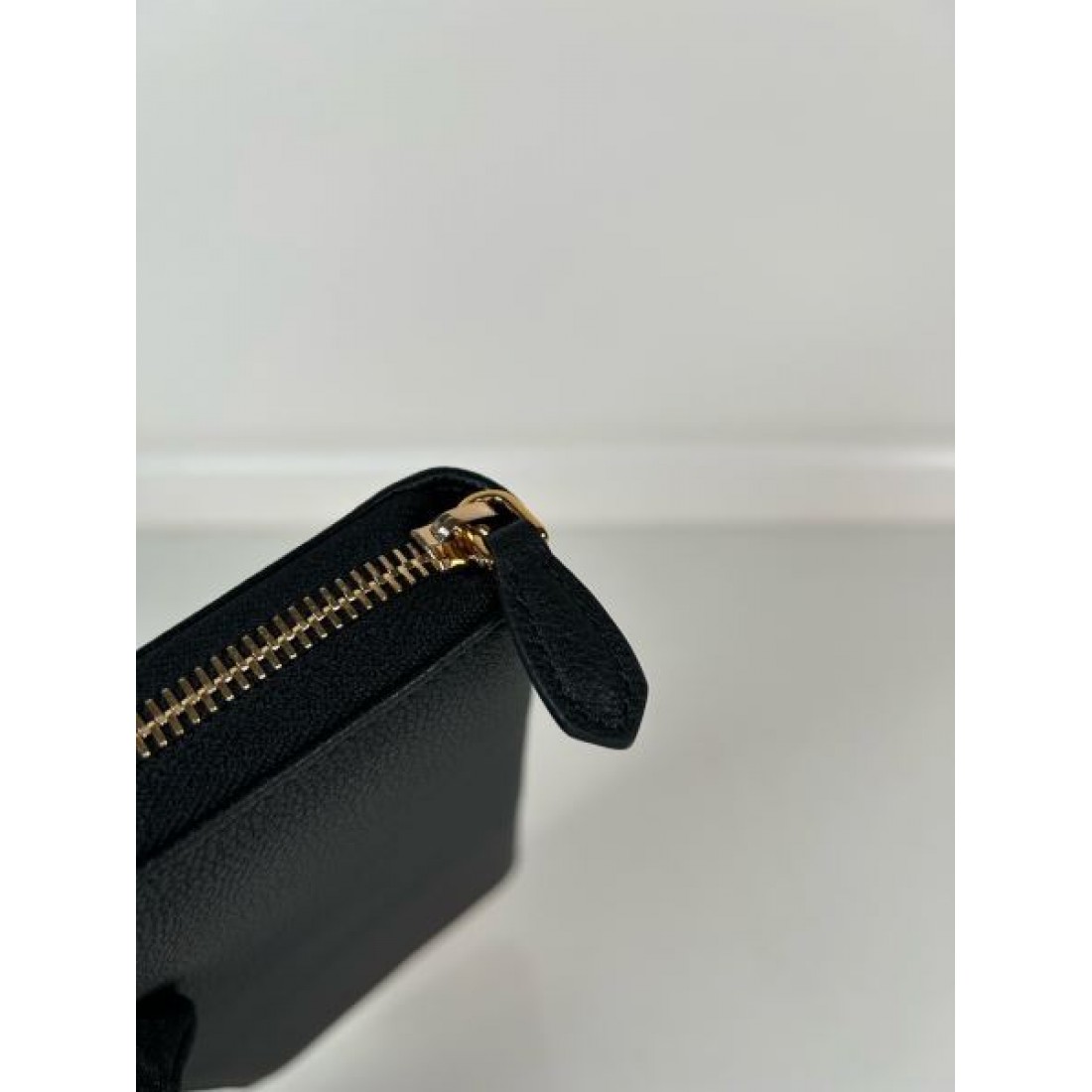 エレガントで上品な PRADA プラダ コピー 長財布 モダンな雰囲気