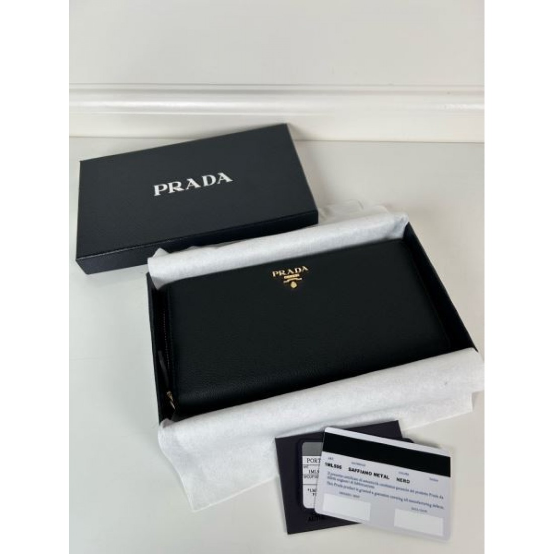 エレガントで上品な PRADA プラダ コピー 長財布 モダンな雰囲気