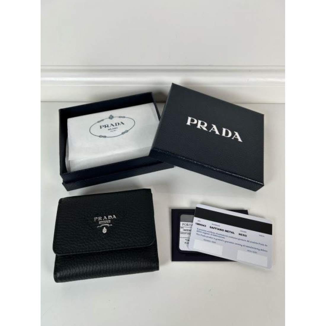 PRADA プラダ コピー 三つ折り財布 クールでスリムな 洗練された
