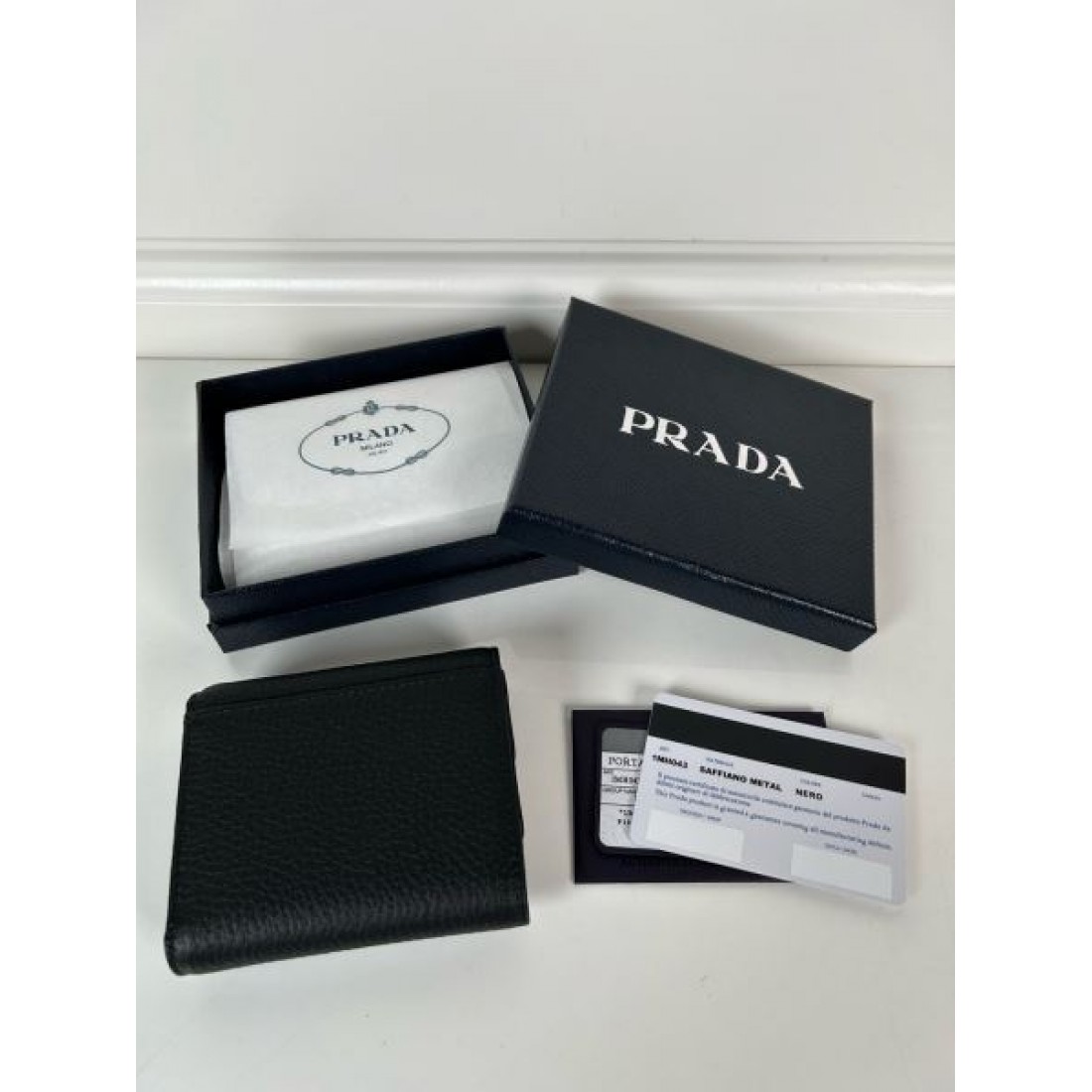 PRADA プラダ コピー 三つ折り財布 クールでスリムな 洗練された