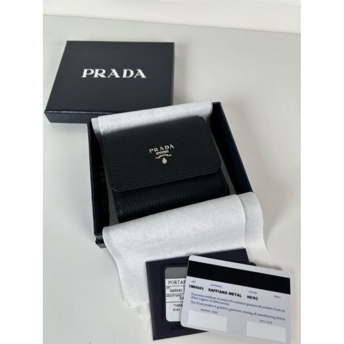 PRADA プラダ コピー 三つ折り財布 クールでスリムな 洗練された
