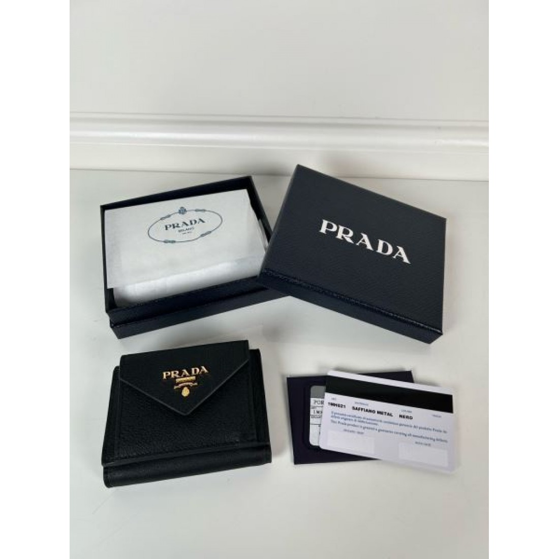 クラシックでコンパクトな PRADA プラダ コピー 三つ折り財布 実用性