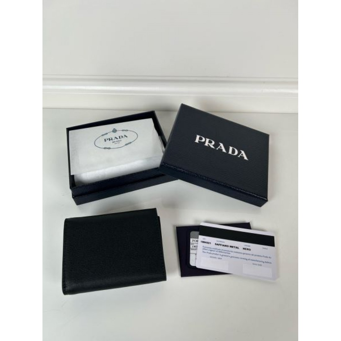 クラシックでコンパクトな PRADA プラダ コピー 三つ折り財布 実用性