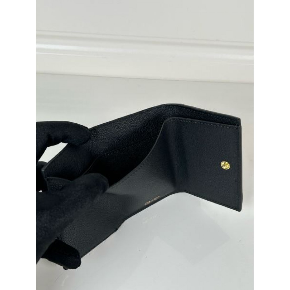 クラシックでコンパクトな PRADA プラダ コピー 三つ折り財布 実用性