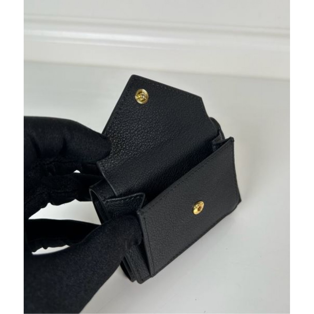 クラシックでコンパクトな PRADA プラダ コピー 三つ折り財布 実用性