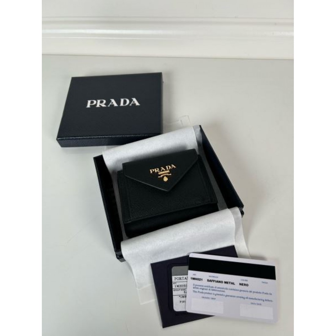 クラシックでコンパクトな PRADA プラダ コピー 三つ折り財布 実用性