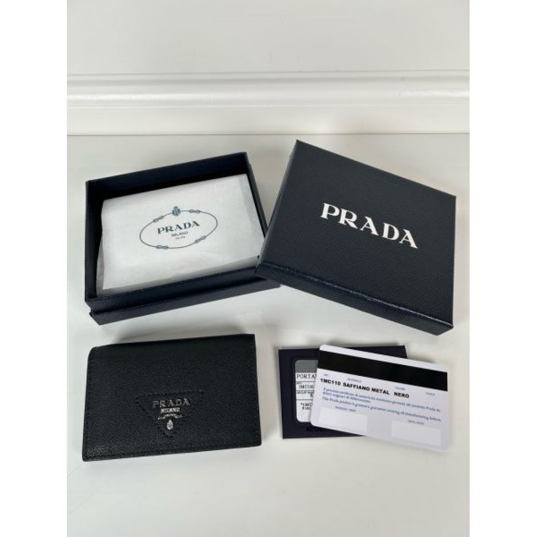 知的でミニマルな PRADA プラダ コピー カードケース 軽量でスマートな