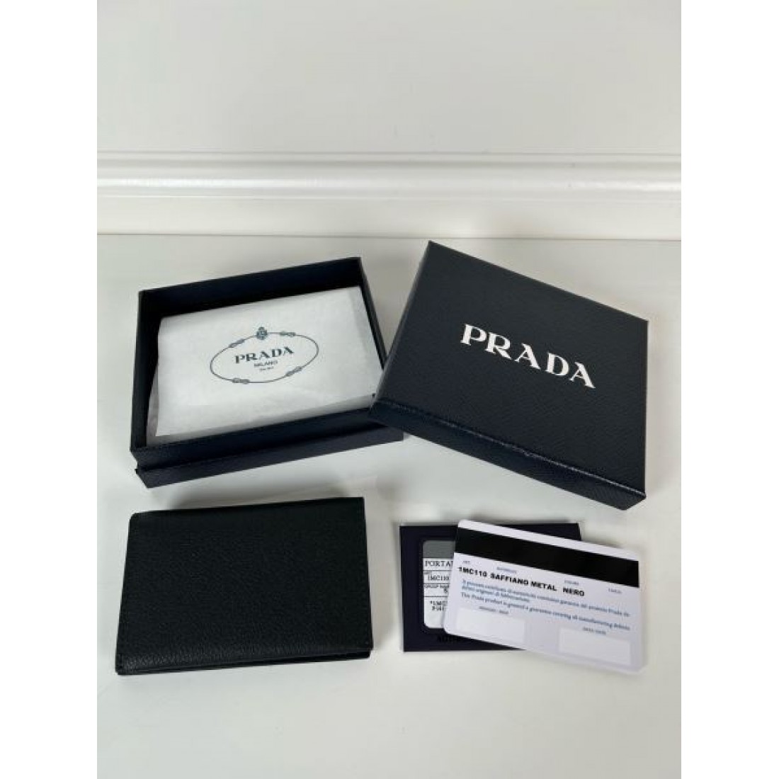  知的でミニマルな PRADA プラダ コピー カードケース 軽量でスマートな