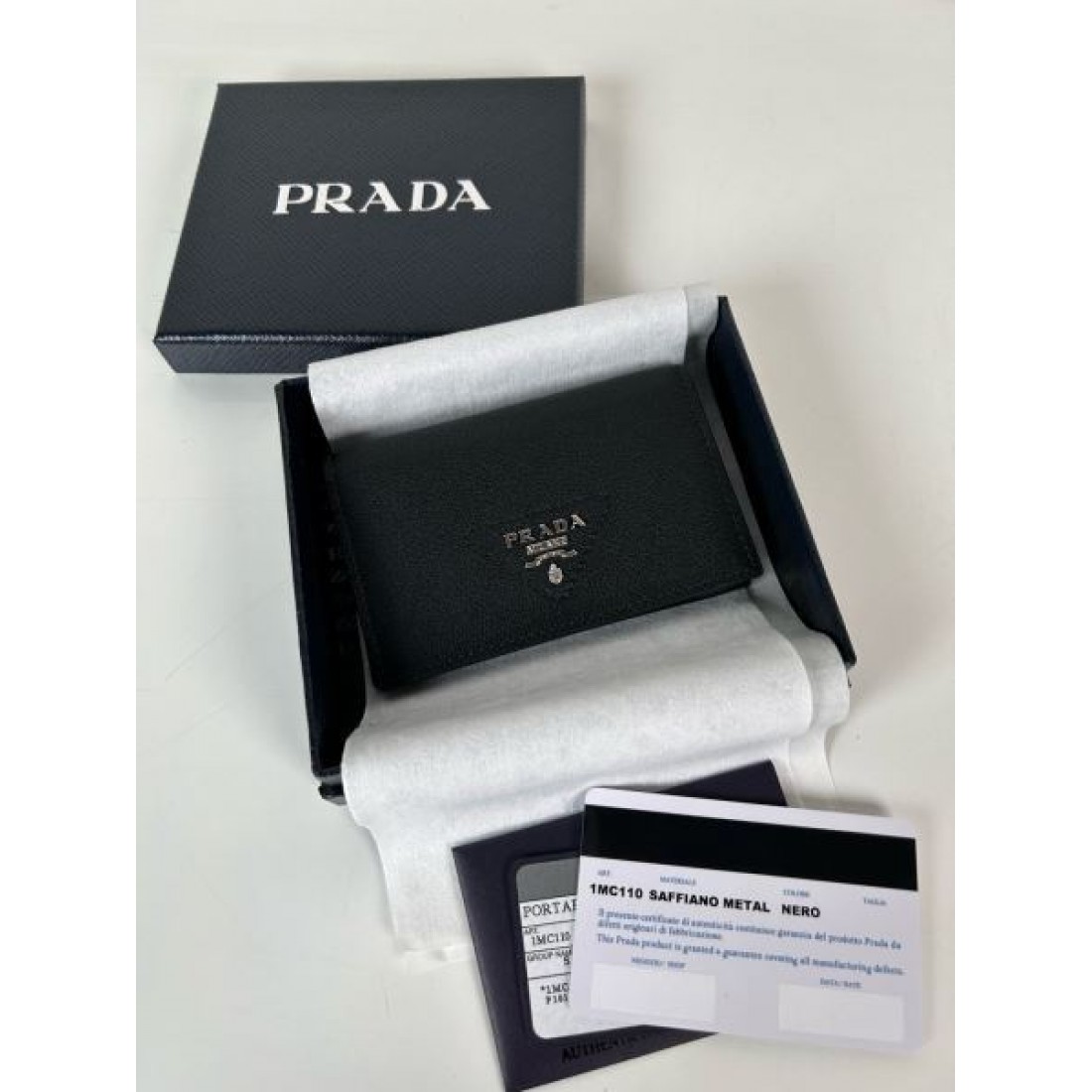  知的でミニマルな PRADA プラダ コピー カードケース 軽量でスマートな