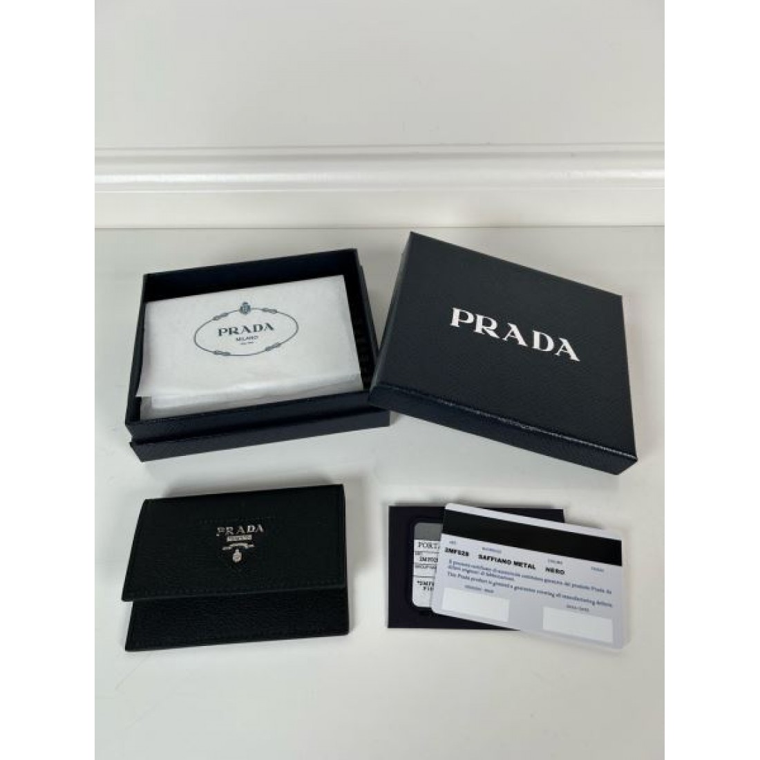 PRADA プラダ コピー カードケース シンプルかつ都会的な上質デザイン