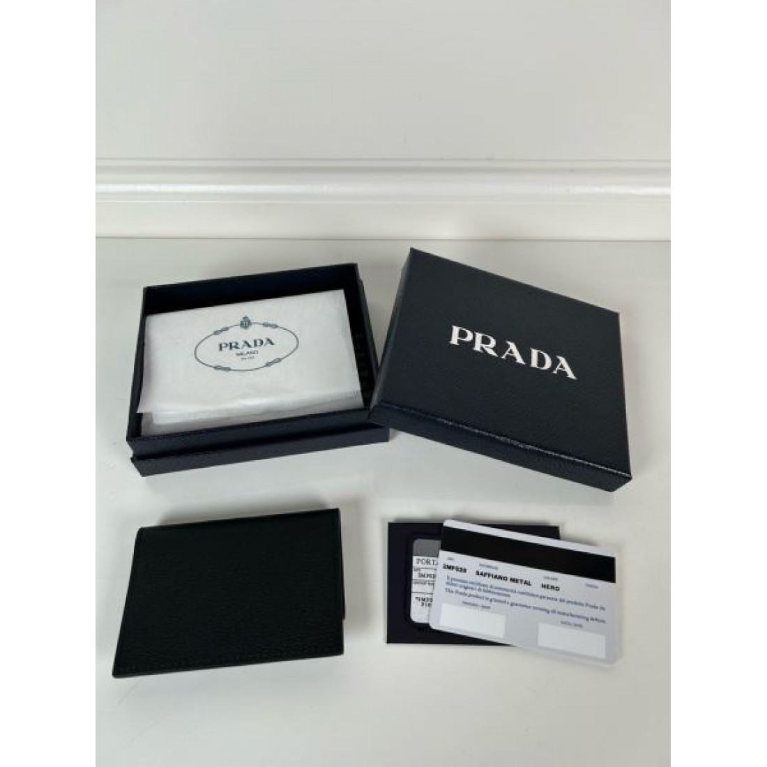 PRADA プラダ コピー カードケース シンプルかつ都会的な上質デザイン