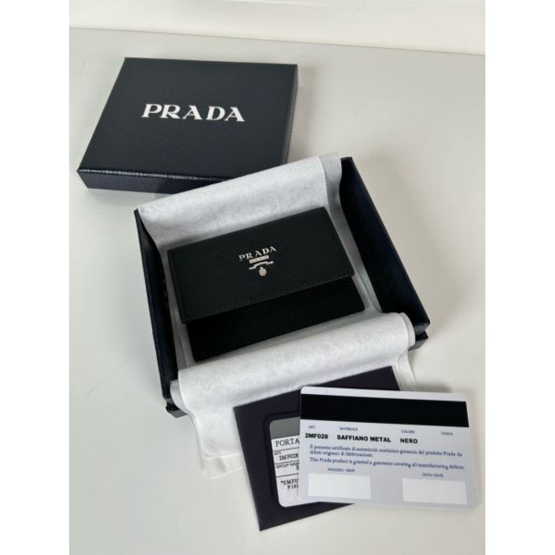 PRADA プラダ コピー カードケース シンプルかつ都会的な上質デザイン