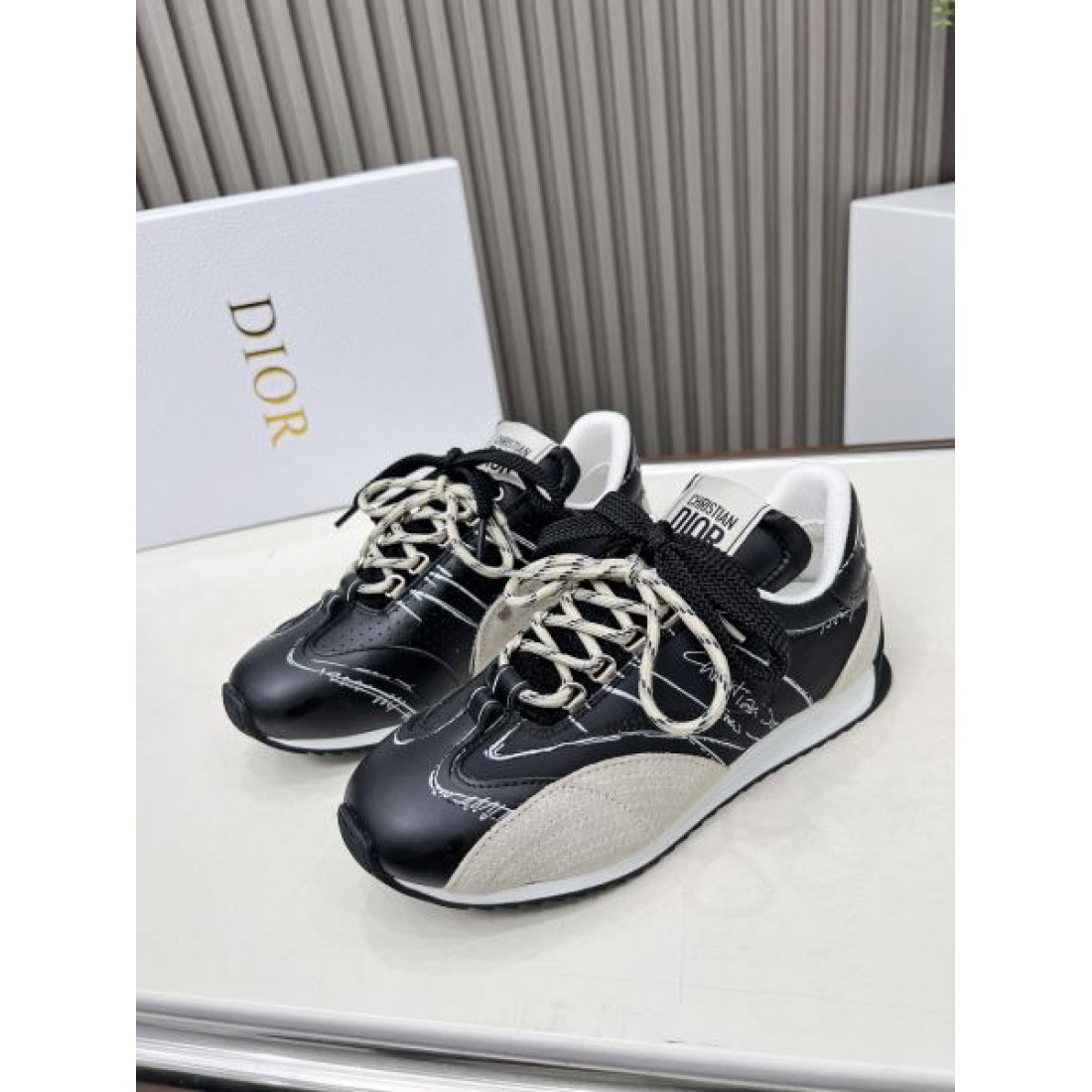 デザイン性と快適さを兼ね備えた ディオール コピー スニーカー DIOR