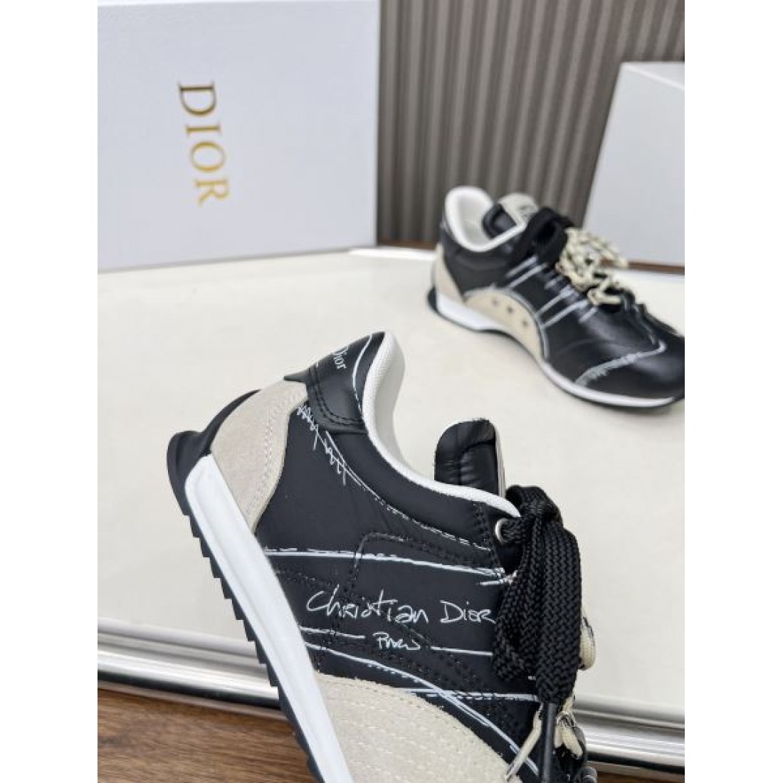 デザイン性と快適さを兼ね備えた ディオール コピー スニーカー DIOR