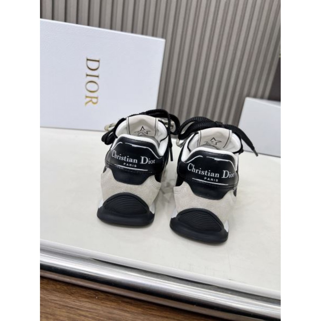 デザイン性と快適さを兼ね備えた ディオール コピー スニーカー DIOR