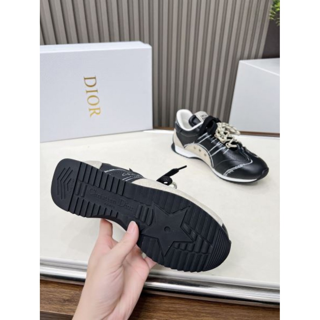 デザイン性と快適さを兼ね備えた ディオール コピー スニーカー DIOR