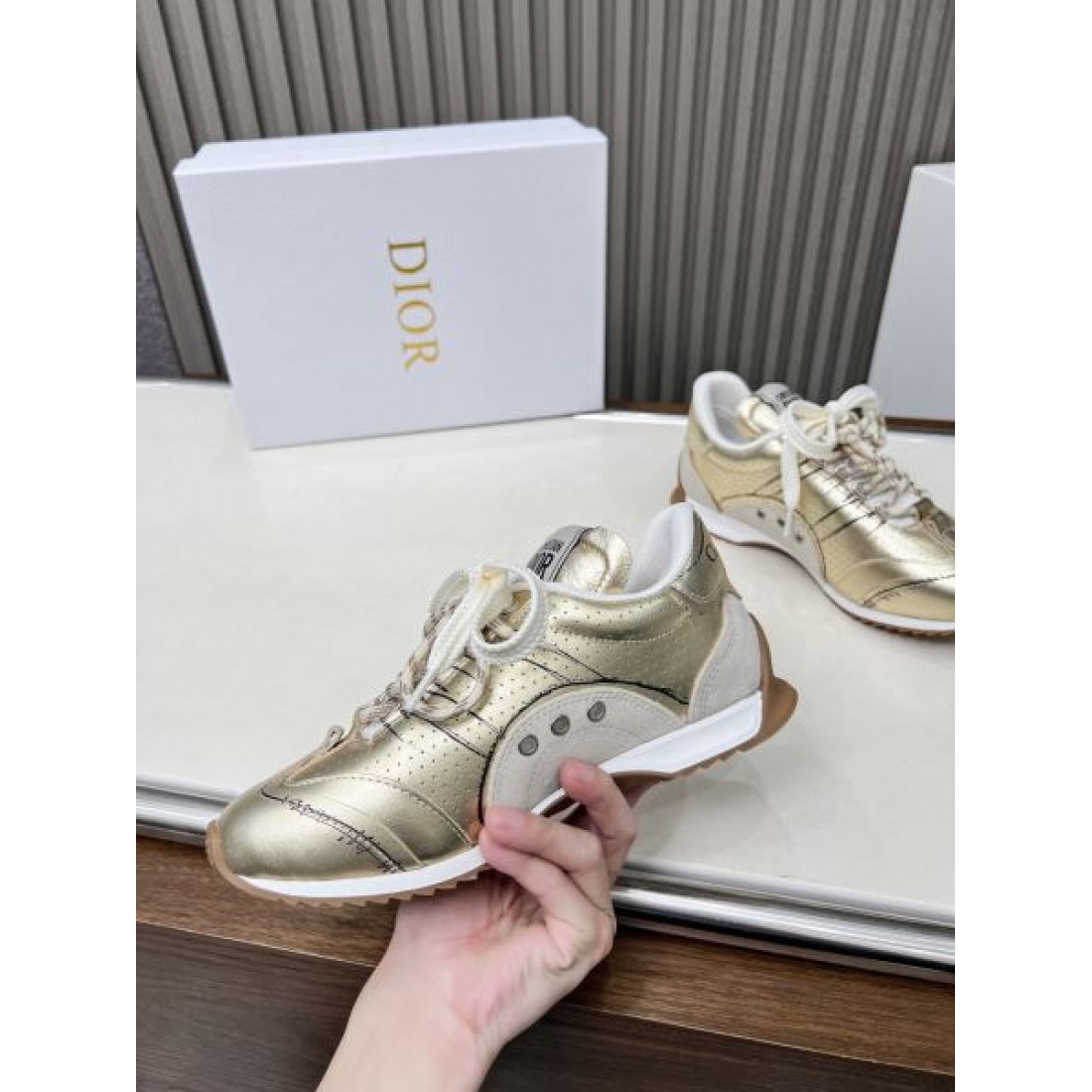 都会感ただよう DIOR ディオール コピー スニーカー が注目