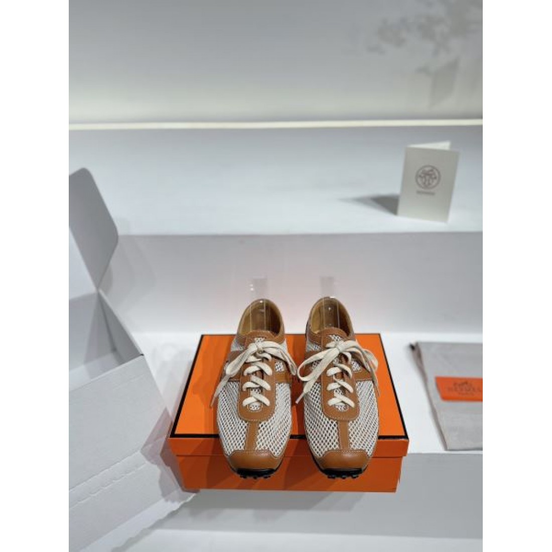 爽快でモダンな HERMES エルメス コピー スニーカー を今すぐ体感