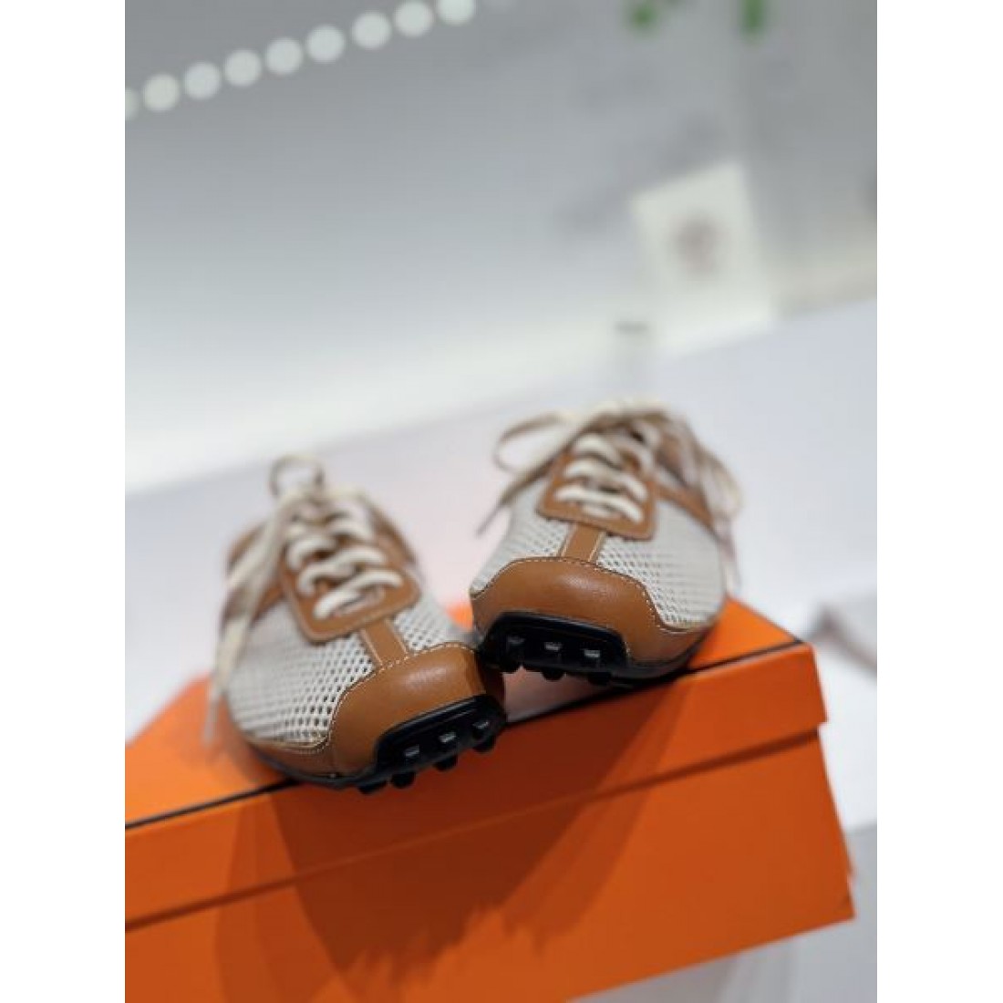 爽快でモダンな HERMES エルメス コピー スニーカー を今すぐ体感