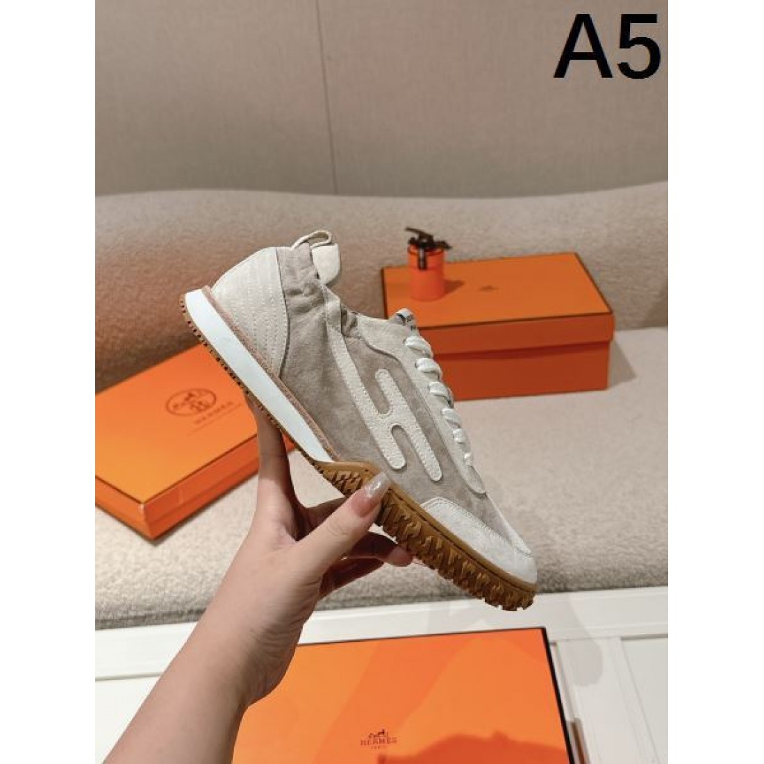 シンプルで軽やかな印象の HERMES エルメス コピー スニーカー が話題