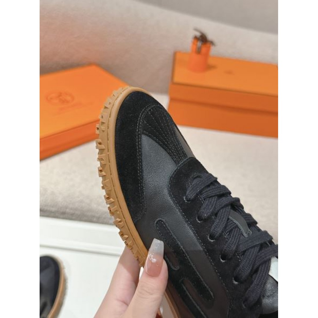 シンプルで軽やかな印象の HERMES エルメス コピー スニーカー が話題