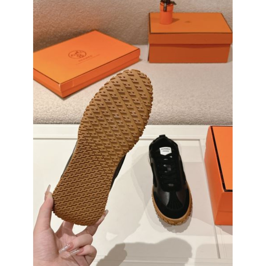 シンプルで軽やかな印象の HERMES エルメス コピー スニーカー が話題
