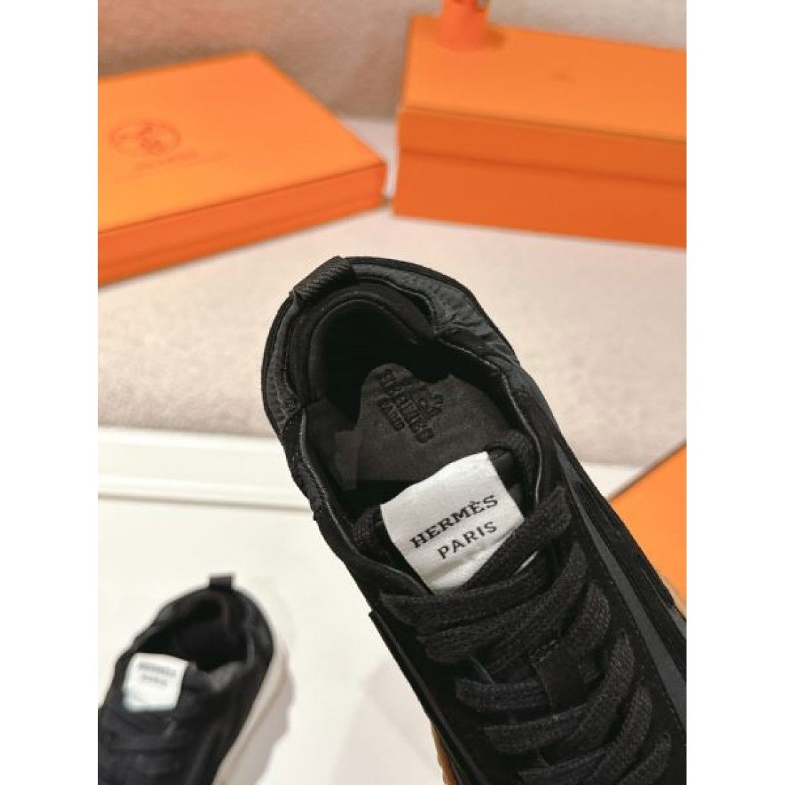  スタイルを格上げする HERMES エルメス コピー スニーカー 魅力的な存在感
