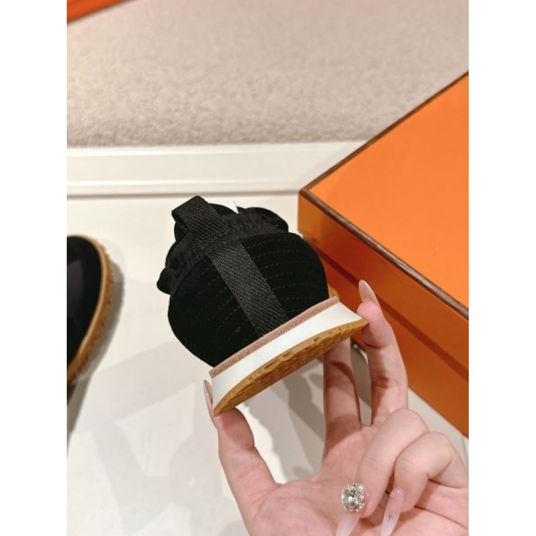  スタイルを格上げする HERMES エルメス コピー スニーカー 魅力的な存在感