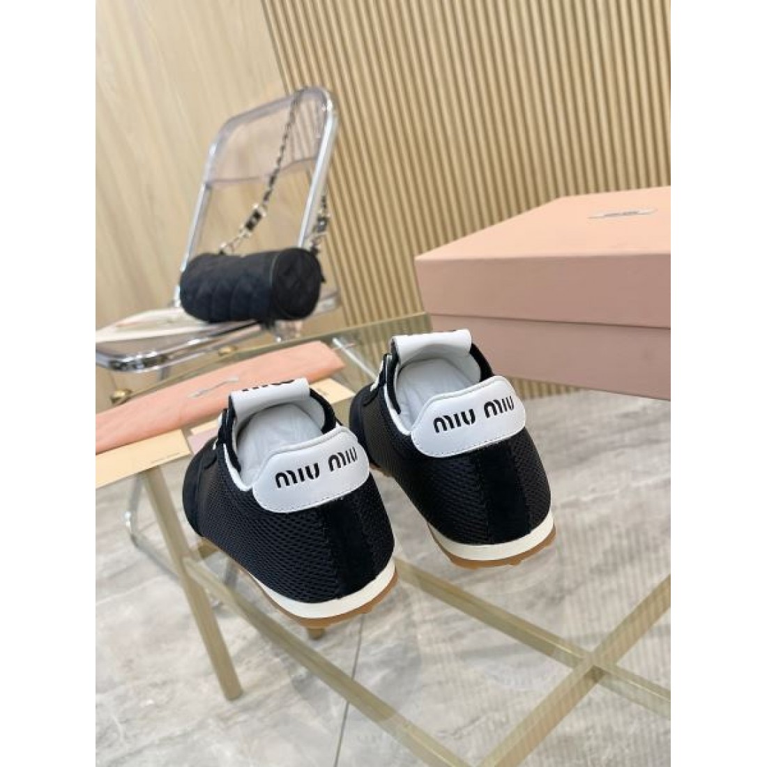 V MIU MIU ミュウミュウ コピー スニーカー 軽快で洗練されたスタイルが人気