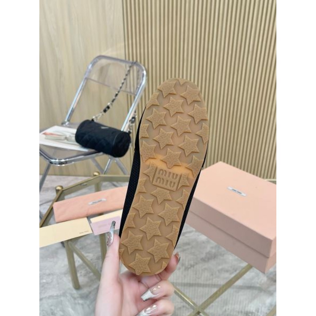 V MIU MIU ミュウミュウ コピー スニーカー 軽快で洗練されたスタイルが人気