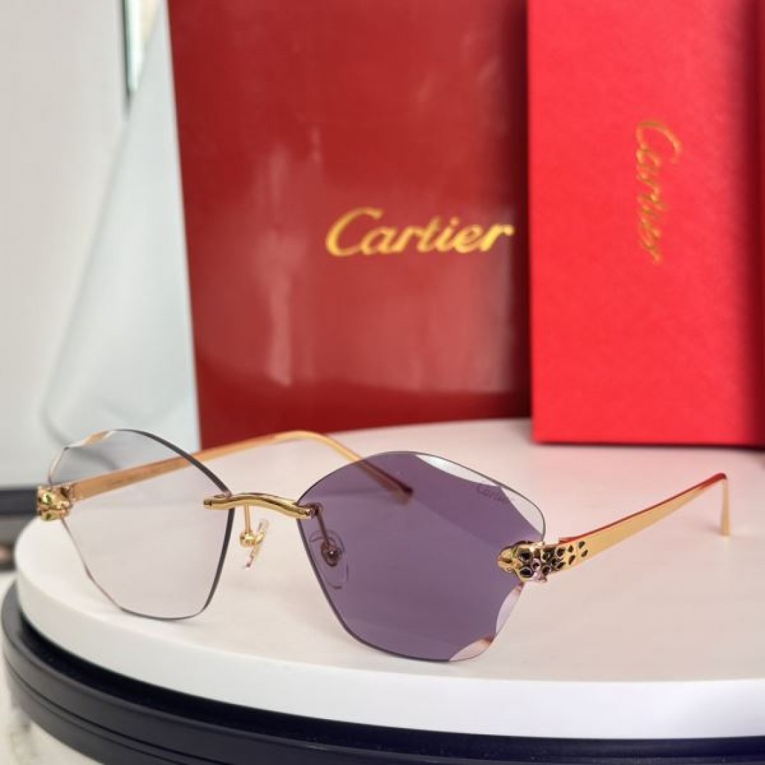 都会的な印象  CARTIER カルティエ コピー サングラス 高級感漂う