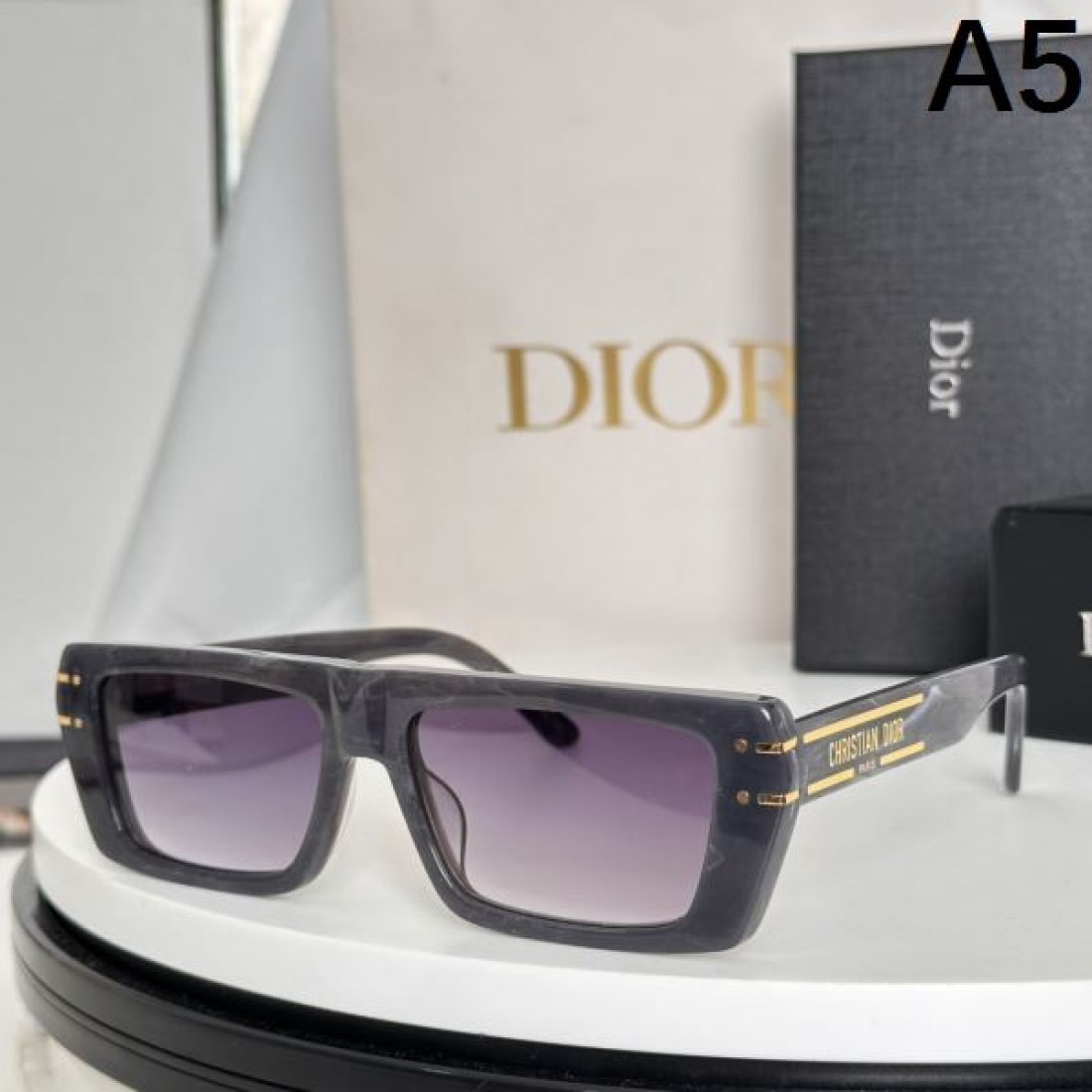 大胆かつエレガントな DIOR ディオール 偽物 サングラス で視線を集める