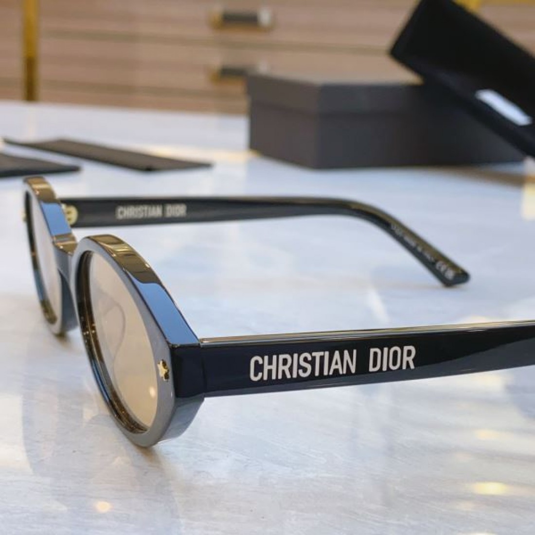 DIOR ディオール スーパー コピー サングラス 軽やかでフェミニンな印象に
