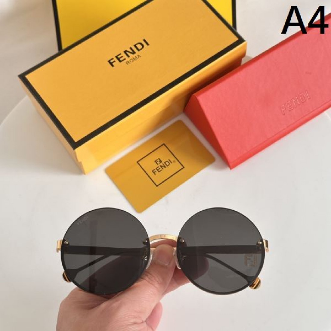 FENDI フェンデイ コピー サングラス クラシカルで洗練された雰囲気を演出