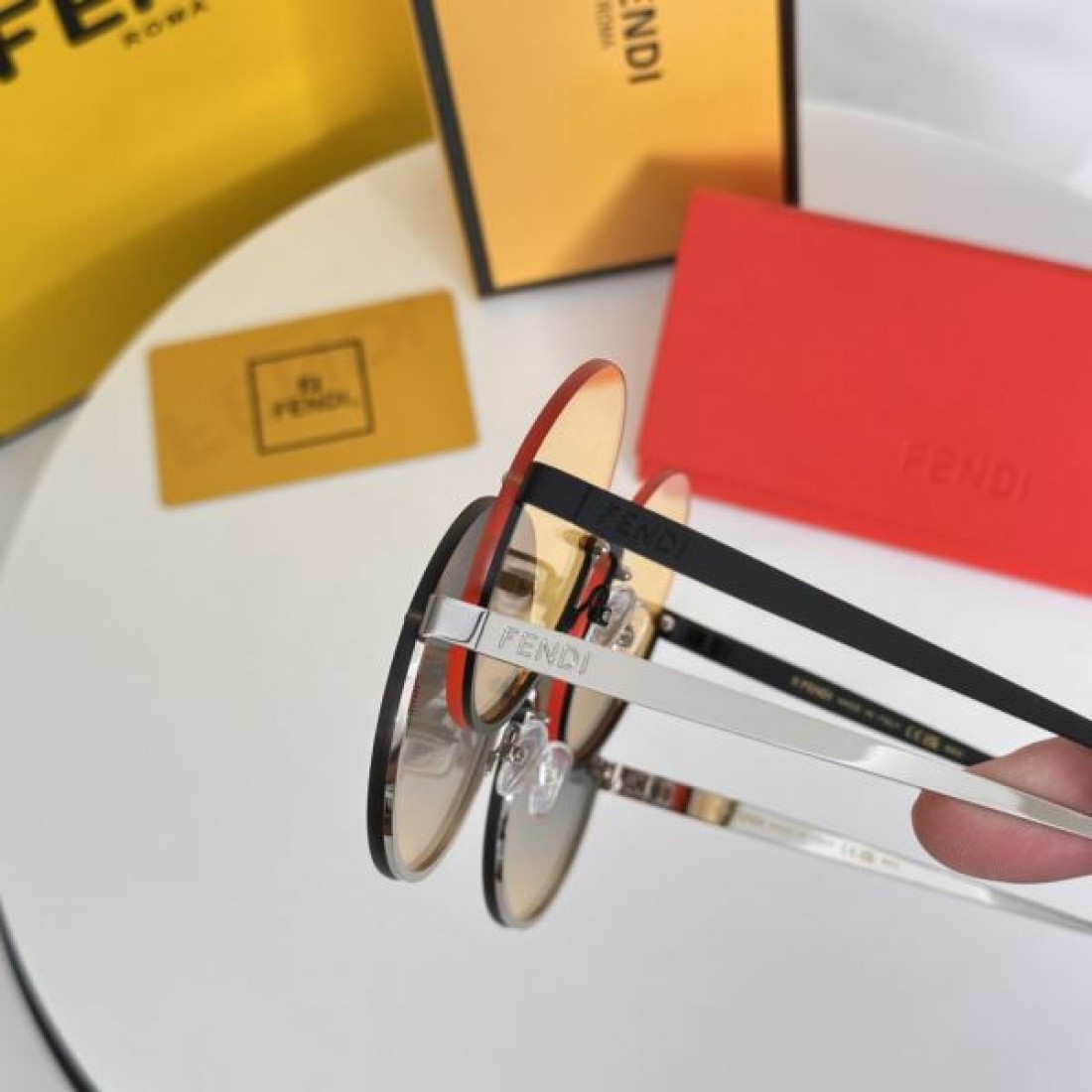 FENDI フェンデイ コピー サングラス クラシカルで洗練された雰囲気を演出