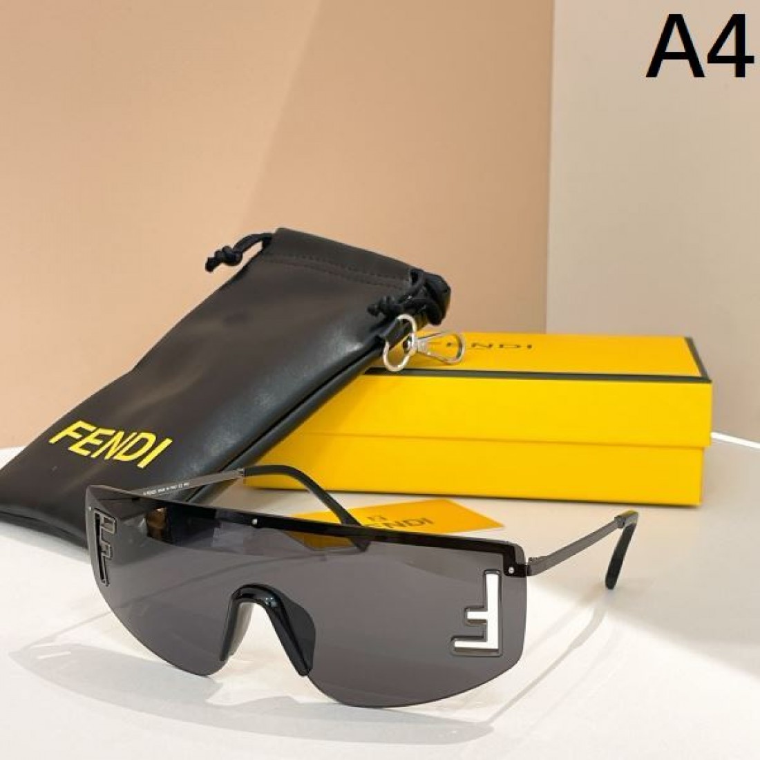大胆かつ知的な印象漂う FENDI フェンデイ コピー サングラス で差をつける