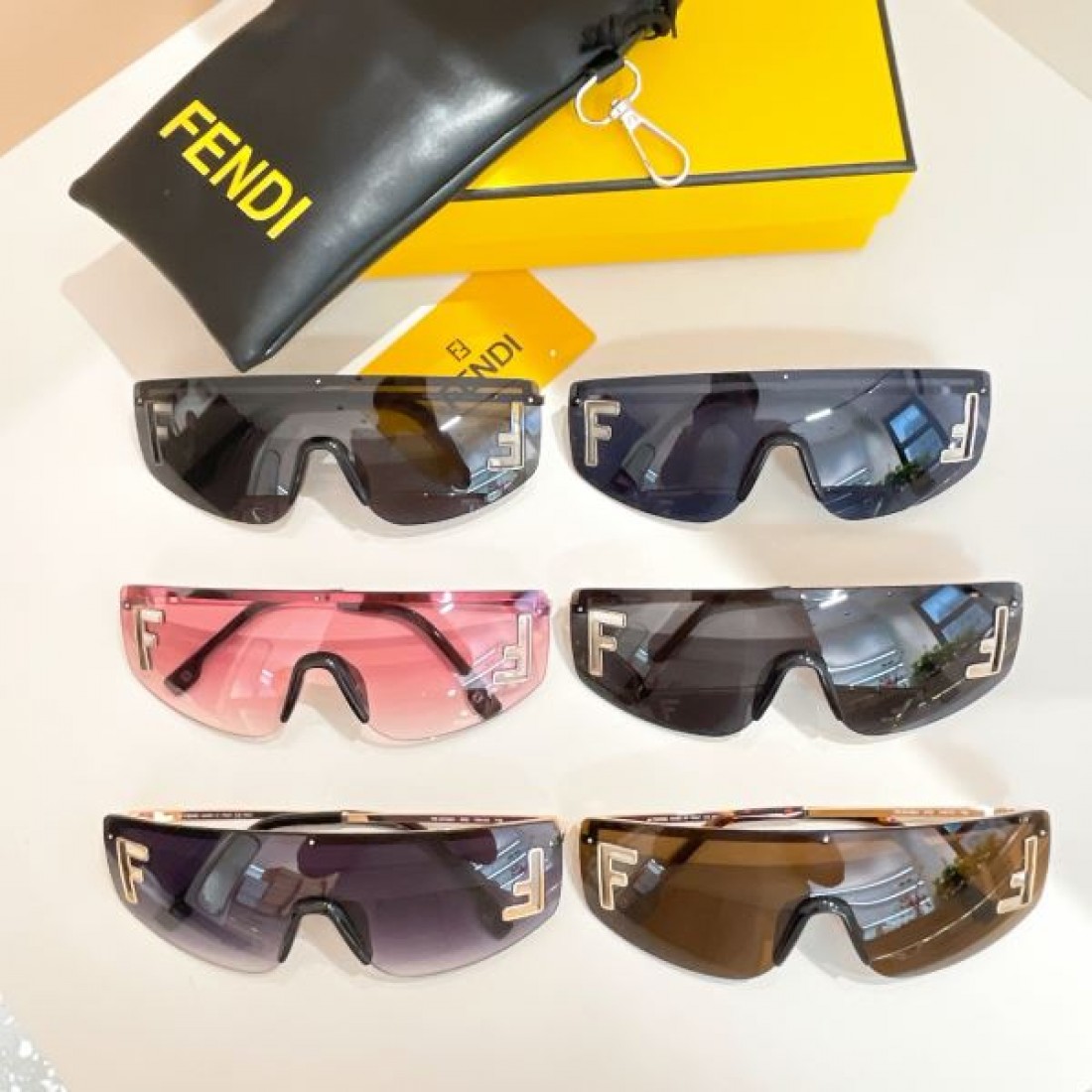 大胆かつ知的な印象漂う FENDI フェンデイ コピー サングラス で差をつける