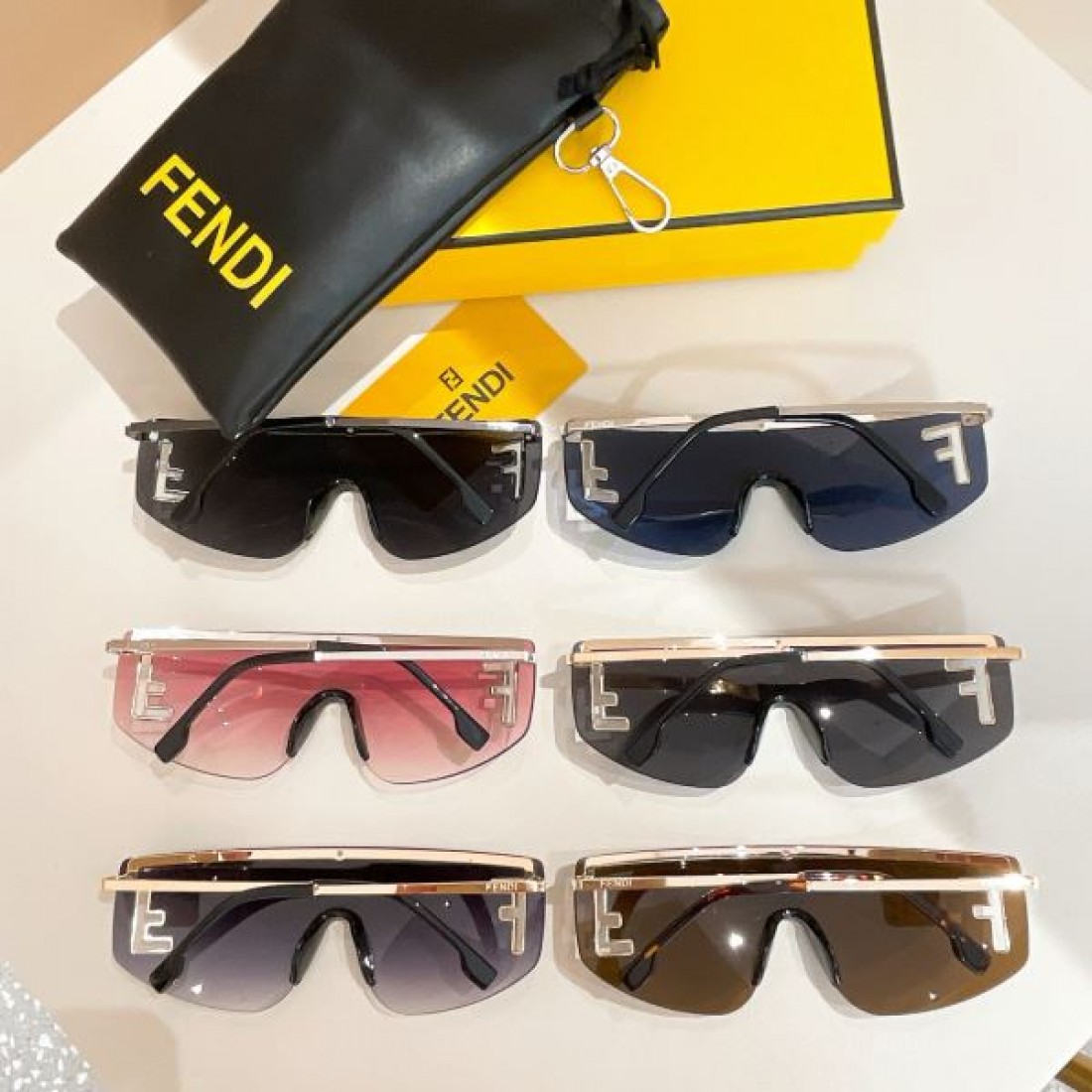大胆かつ知的な印象漂う FENDI フェンデイ コピー サングラス で差をつける