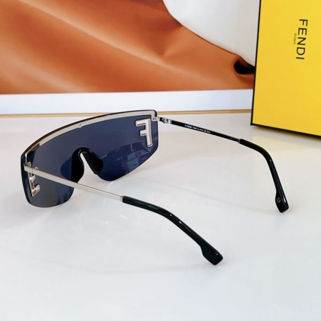 FENDI フェンデイ 偽物 サングラス 個性が光るラグジュアリーな