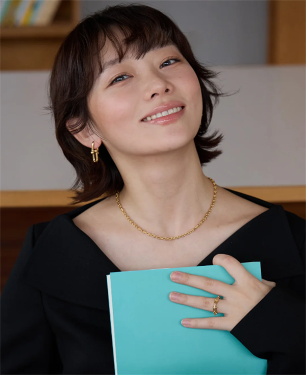 ティファニーのフープピアスが大人に似合う理由｜人気デザインとおしゃれな取り入れ方