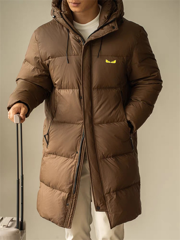 視線を惹きつける遊び心 ― FENDI コピー アイモチーフ ロングダウンコート