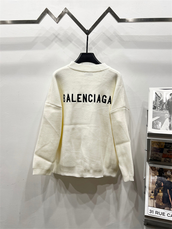  背中で語るミニマルな存在感、大人のためのバレンシアガ コピー ニットスタイル