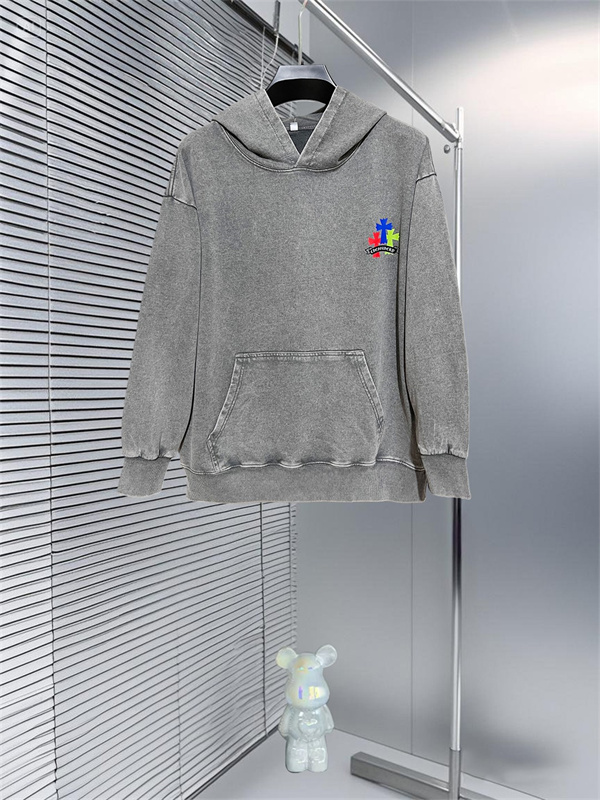 背中で語る存在感、クロムハーツ コピー フーディースタイル